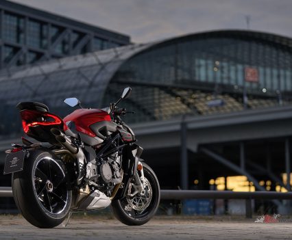 The four-outlet exhaust, an unmistakable MV Agusta stylistic touch, is characterized by the sound-design of the main manifold in full compliance with the Euro 5 regulations.