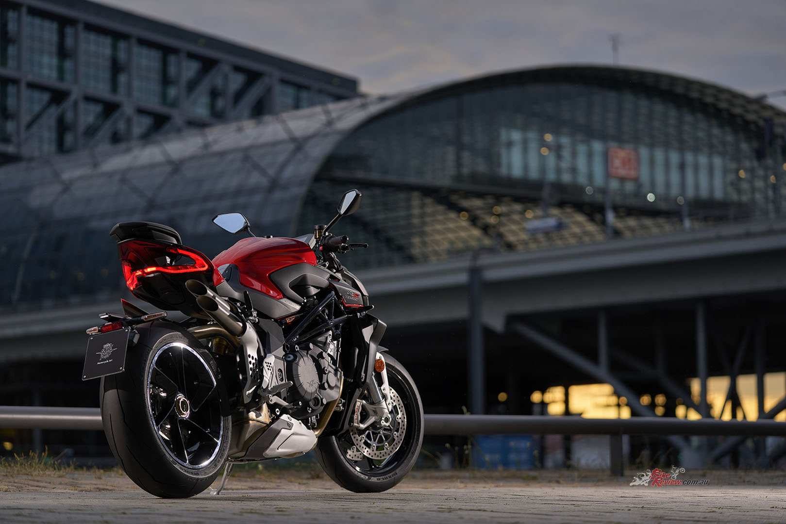 The four-outlet exhaust, an unmistakable MV Agusta stylistic touch, is characterized by the sound-design of the main manifold in full compliance with the Euro 5 regulations.