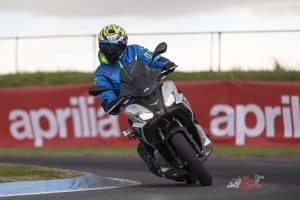 Pretty trick suspension for a 125cc scooter. Aprilia made sure to give it plenty of travel and ground clearance to be able to tackle anything in an urban environment.
