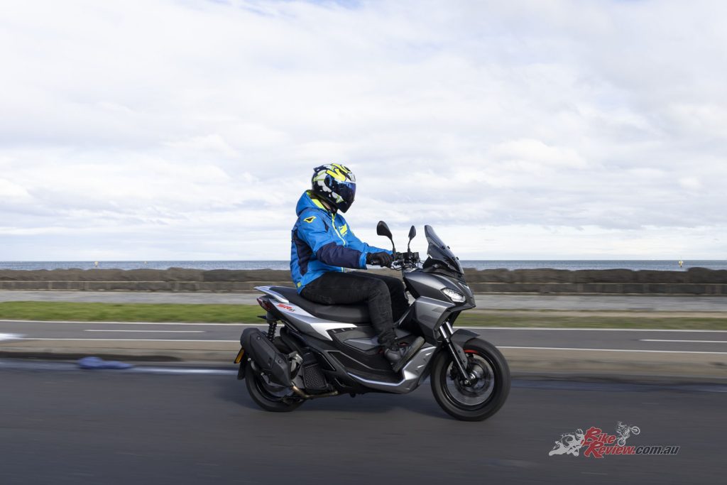 The SR GT 125 uses a R.I.S.S system to stop and start the engine automatically and seamlessly. 