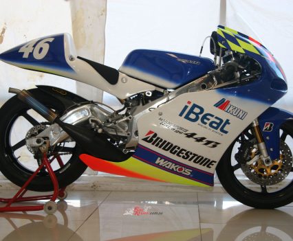The first time Andrew took a TZ250 for a spin was Shaun Geronimi’s spare bike in 1998 during his Australian title campaign and it was another good experience on the little TZ winning all three races.