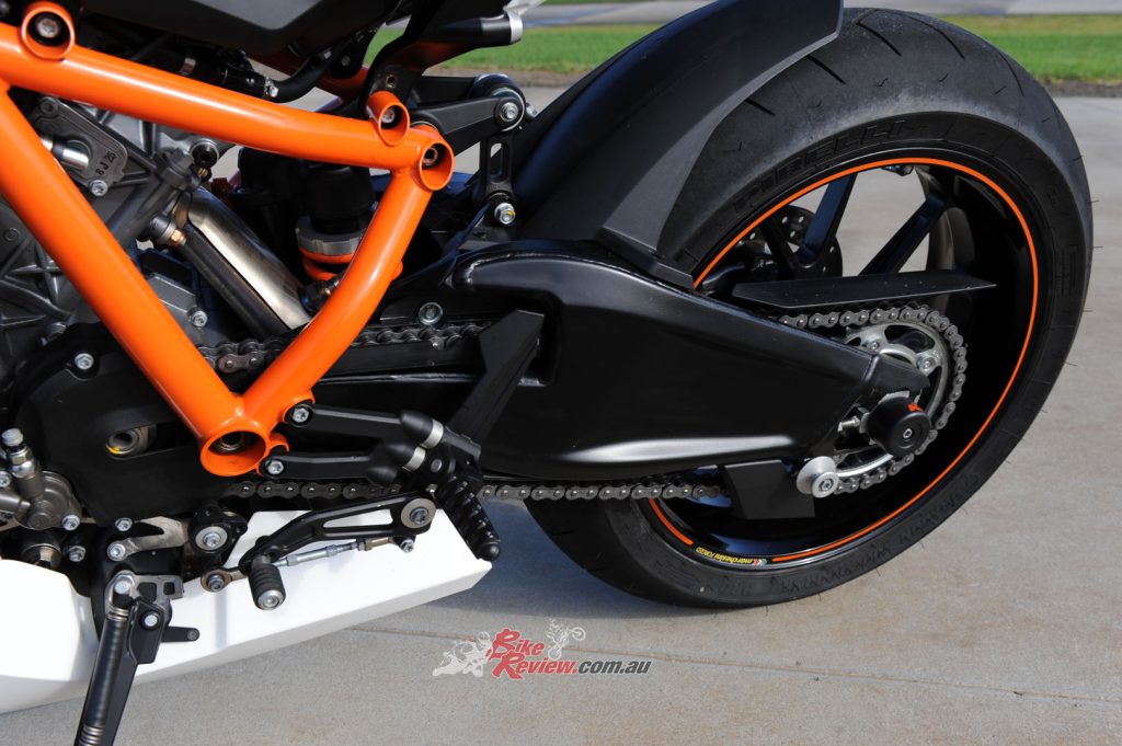 KTM employed a chromium-molybdenum trellis frame for the RC8R, which was powder coated. Along with this was a MotoGP inspired swingarm.