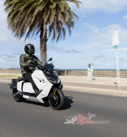 Cruising through St Kilda, first impressions are good! As do many electric bikes, range is a big limitation.