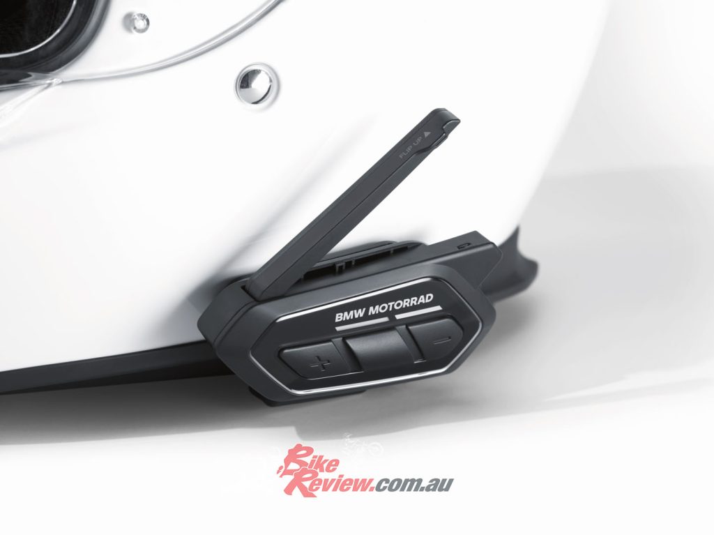 ConnectedRide Com U1 enables the rider to talk to their pillion passenger or other group members while riding, listen to their favourite music together, make phone calls or follow announcements of the navigation system.