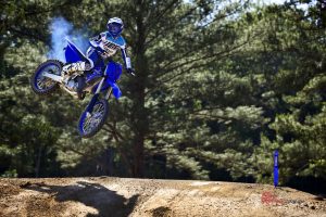 The 2023 YZ125 continues to represent an important evolution in Yamaha’s twostroke lineage. 2022 saw the first full model change to the iconic model in more than 15 years.