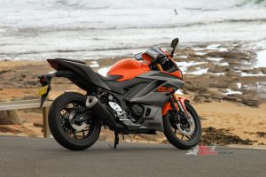 The R3 design clearly transpired from the famous Yamaha M1 MotoGP machine, which is noticeable by the gorgeous race appropriate fairings improving the aerodynamics.