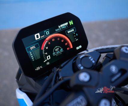 The instrument cluster of the new M R complements the design of the M RR and also offers the dynamic M start-up animation.