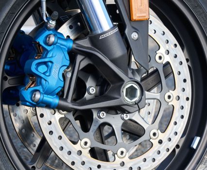 The M brake callipers feature a blue anodised coating in conjunction with the famous M logo.