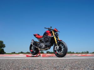 In the second episode of the Ducati World Première web series 2023, Ducati presented the new Monster SP: an even more extreme version of their popular nakedbike!