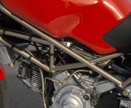 750/900SS frame, mated to an all-new rear end derived from the 888 Superbike’s.