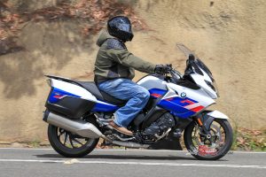 Riders will need to keep in mind that the K 1600 GT has plenty of surface area, this means wind will have a noticeable impact on it!