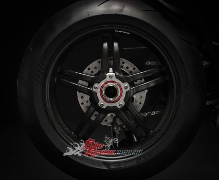 treetfighter V4 SP2 is equipped with 5 split-spoke carbon rims.