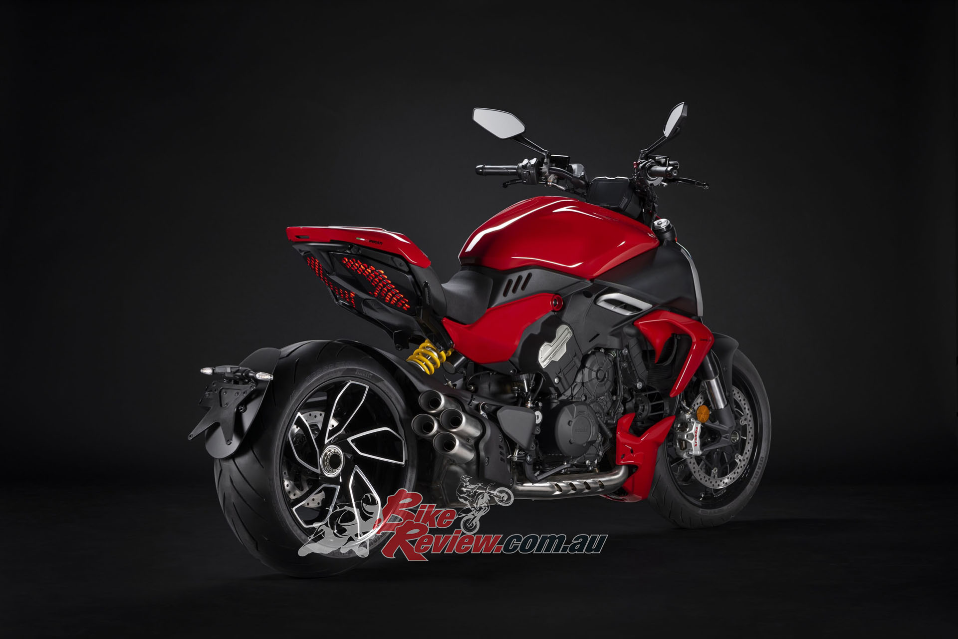The Diavel V4 has a kerb weight without fuel of 223kg, saving more than 13kg (-5 on the engine, -8 on the bike) compared to the Diavel 1260 S.