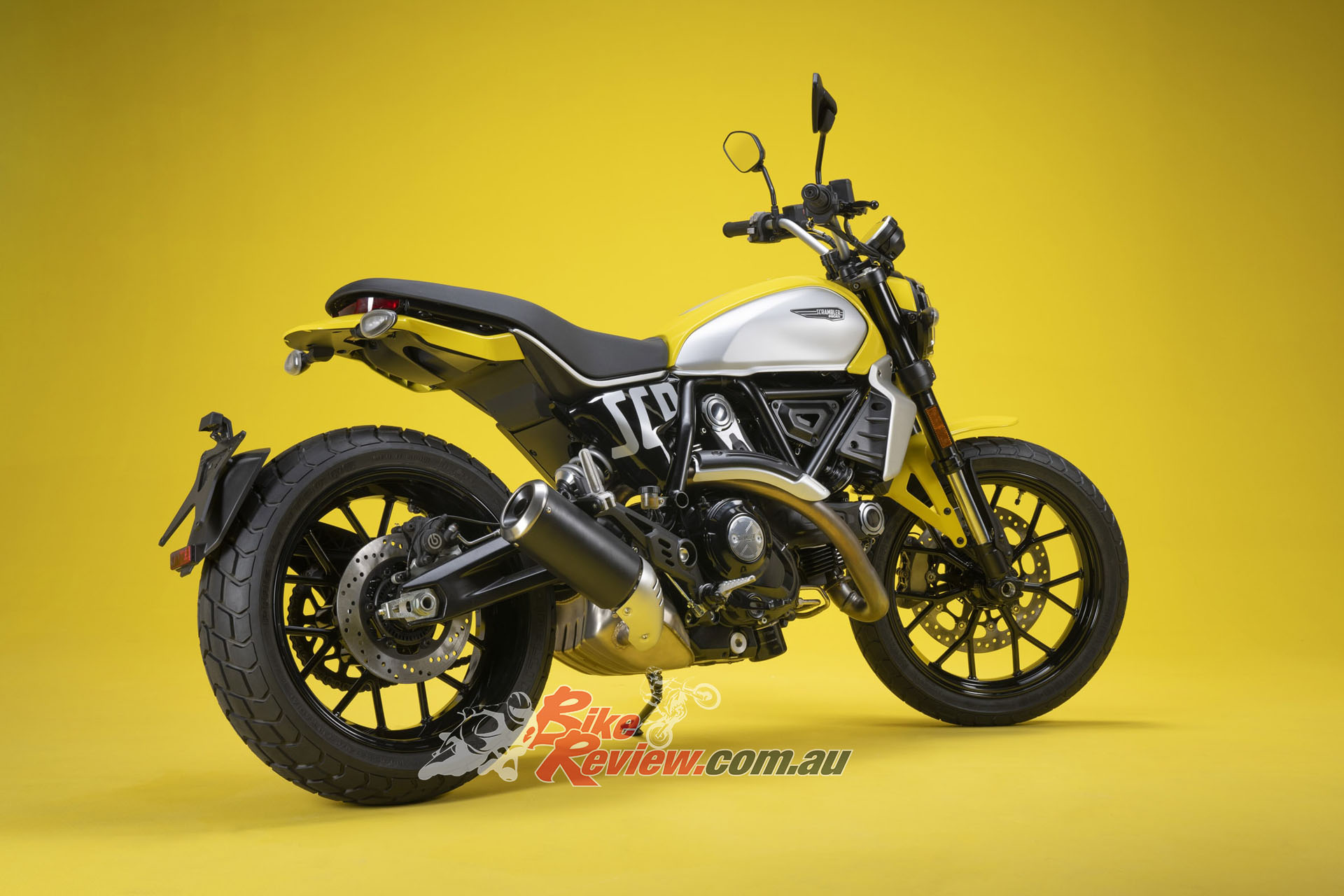 The Ducati Scrambler Icon features a revised handlebar that is lower and closer to the rider, allowing more control over the bike.
