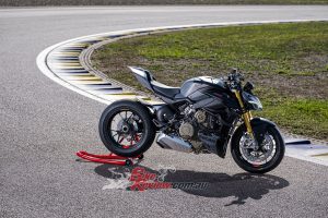 The new “Front Frame” and the Desmosedici Stradale are left uncovered with a minimal bodywork. In the V4 S version, the 2023 model is available in a new, gritty "Grey Nero" livery.