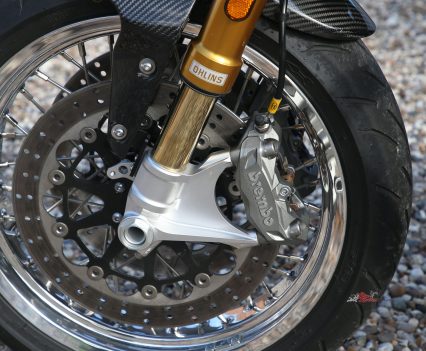 Full Brembo system – twin Brembo 320mm fully-floating high carbon steel discs and Brembo 4-piston Mono Bloc radially mounted calipers with ABS, and Brembo front brake master cylinder.