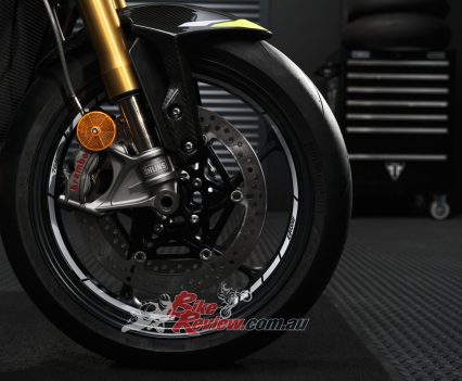 Twin 310 mm floating discs, Brembo Stylema 4-piston radial monobloc calipers, OC-ABS, Brembo MCS radial master cylinder.