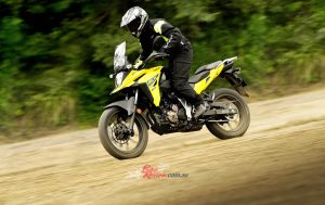 Weighing in at a kerb weight of just 167kg, the whole bike is quite slim and tall, making it easy to throw around in the dirt.
