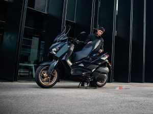 For 2023 the new XMAX 300 comes with an even more dynamic look and feel. Clearly, it has stolen some styling queues from Yamaha's higher-end models.