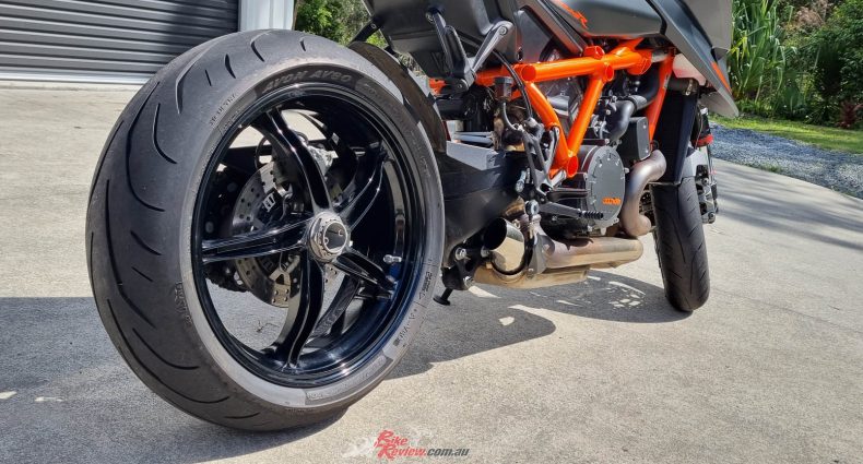 Simon has been testing out the new Avon 3D Ultra EVO's on his KTM Super Duke...