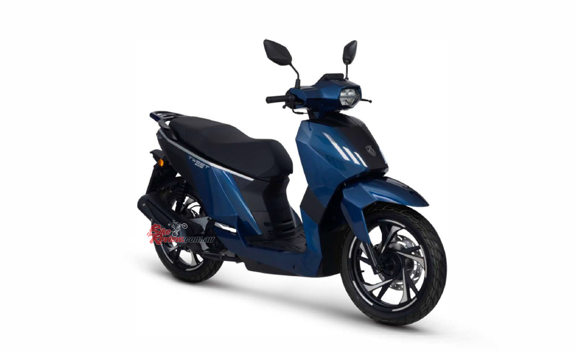 Appreciated for its large wheels, its stability and its practicality, Peugeot Tweet is one of the best-selling two-wheelers in Europe.