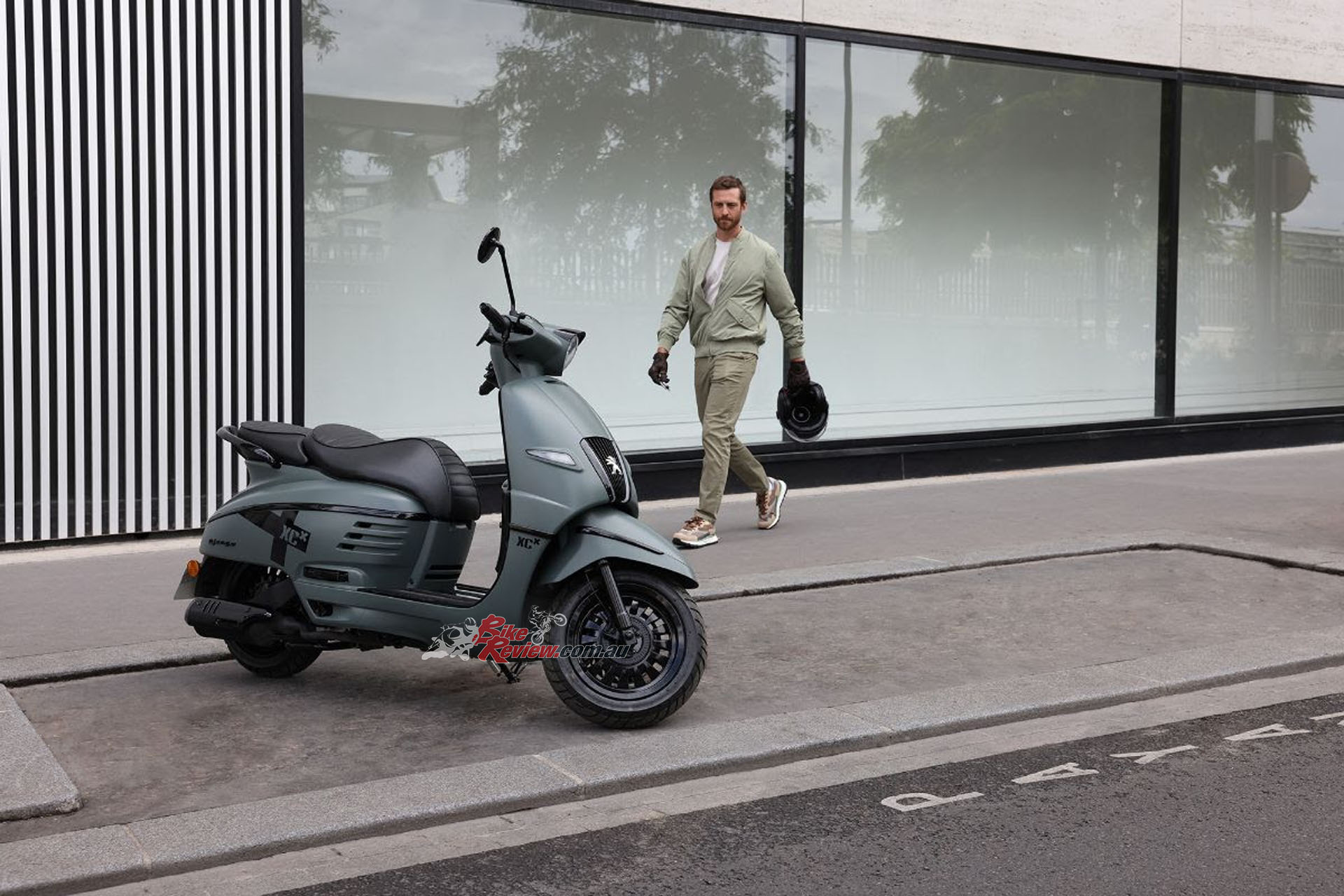 Fully equipped, this scooter is a symbol of Peugeot's French roots. Easy to use and comfortable, its fuel tank is situated under the floor, it has plenty of storage space, including a large under-seat box and two storage compartments.