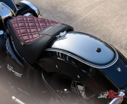 The Option 719 seat comes upholstered in the bicolour combination black/oxblood with high-quality diamond embossing.