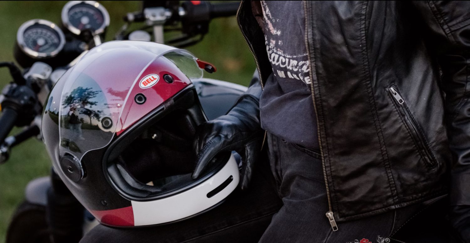 The Bullitt opens up visibility with a wide aperture, making this helmet feel more like an open face helmet, so you can soak in the scenery and harness the true spirit of the ride.