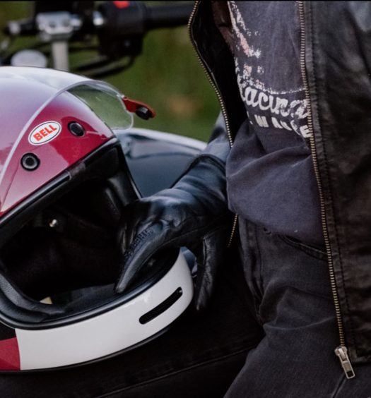 The Bullitt opens up visibility with a wide aperture, making this helmet feel more like an open face helmet, so you can soak in the scenery and harness the true spirit of the ride.