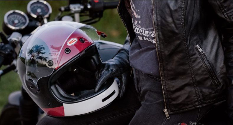 The Bullitt opens up visibility with a wide aperture, making this helmet feel more like an open face helmet, so you can soak in the scenery and harness the true spirit of the ride.