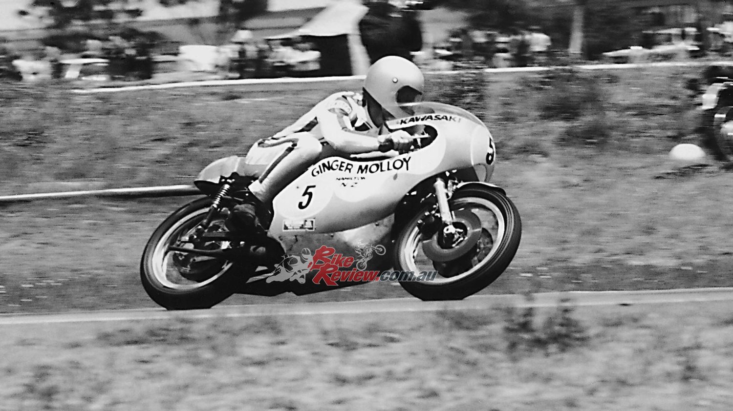 Molloy racing in Australian during the 1972 season, now with twin front discs rather than that horrid drum...