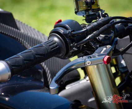 Both clutch and brake levers feature adjustable span dials.