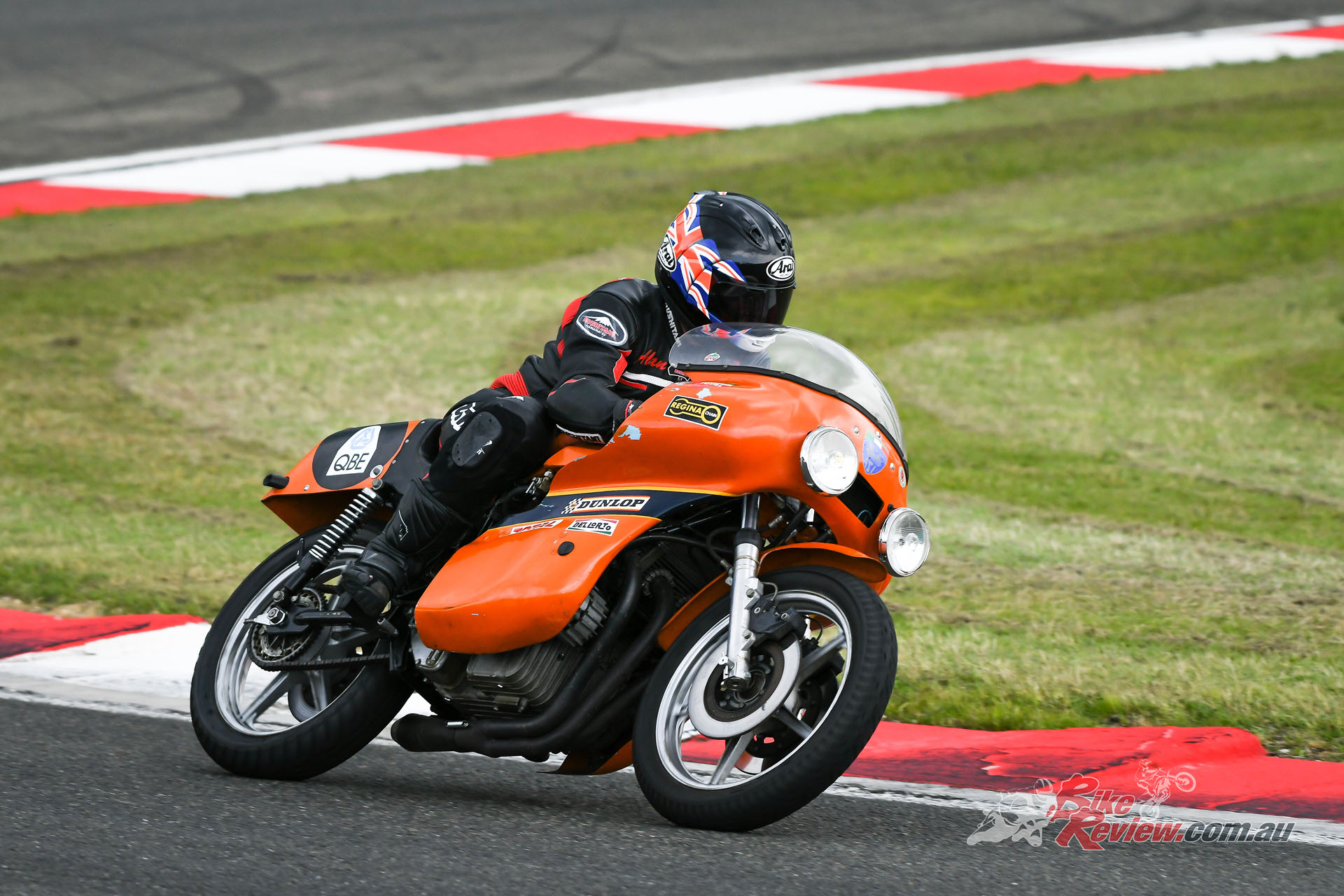 The 3C 1000 was made to be comfortable for endurance racing, not for hanging off the bike.