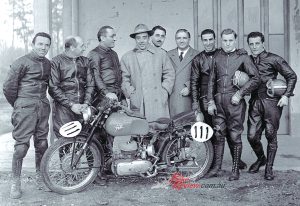Count Giovanni Agusta with the MV Agusta Enduro team back in 1951.