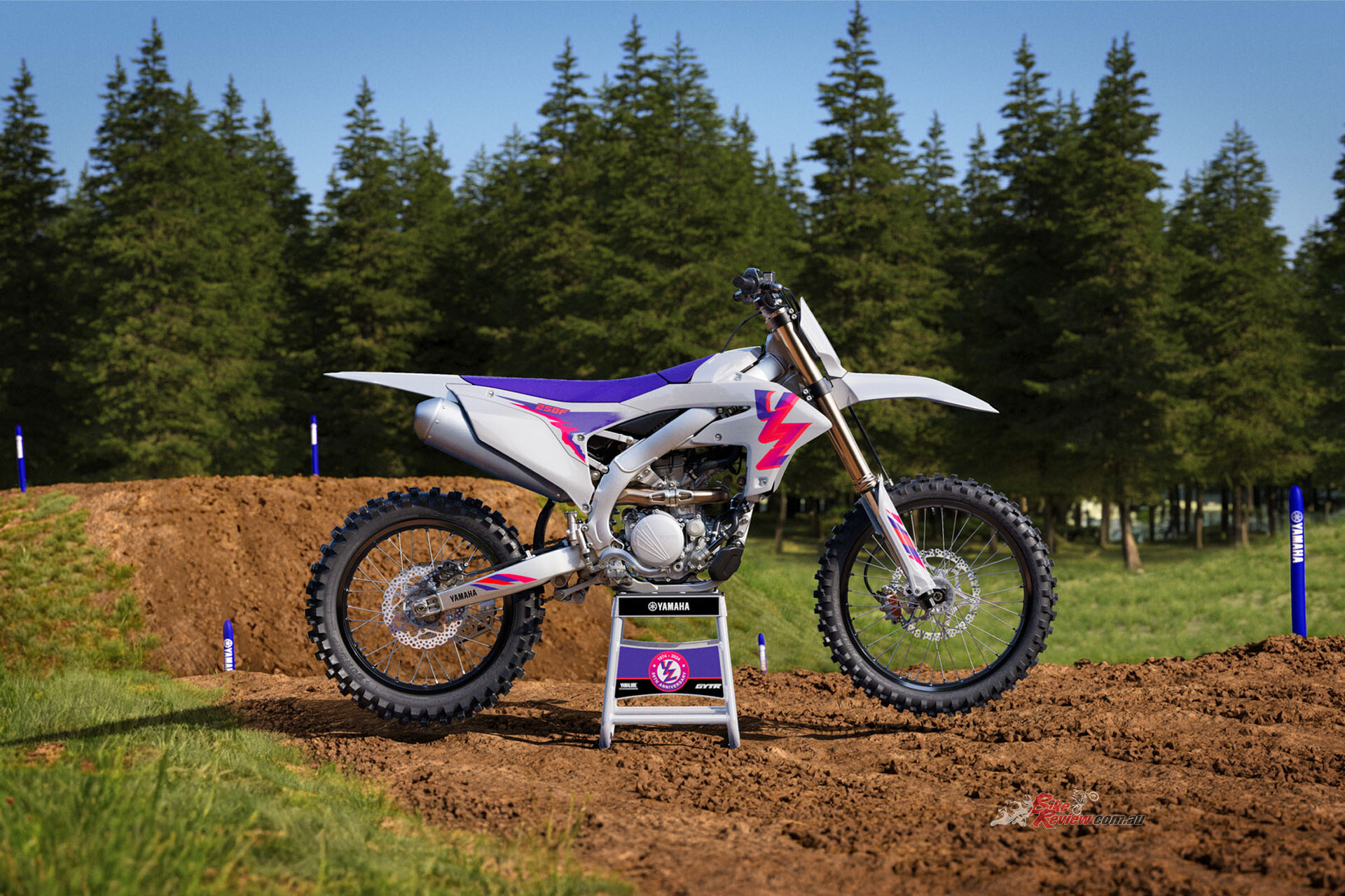 A completely redesigned aluminium bilateral beam frame based on the flagship YZ450F provides just the right amount of strength and flex for the perfect balance of straight-line stability and cornering performance.