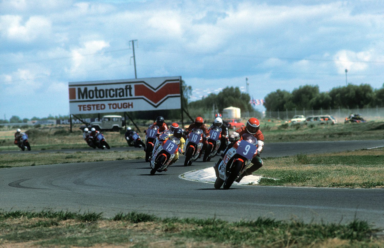Magee leading the RD250LC race series. This was the start of a promising career, especially after meeting Bob Brown.