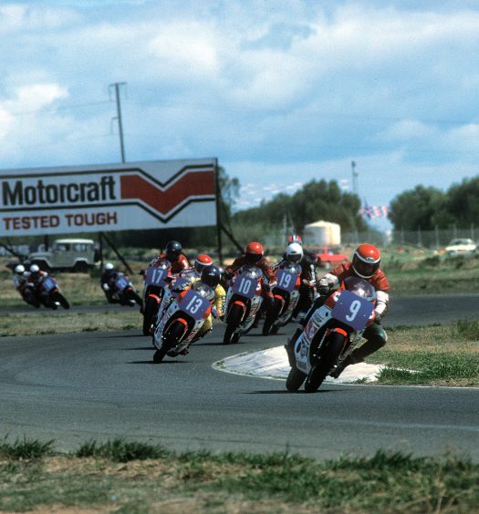 Magee leading the RD250LC race series. This was the start of a promising career, especially after meeting Bob Brown.