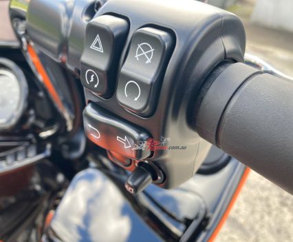 No heated grips sadly... other than that, standard HD switch layout.