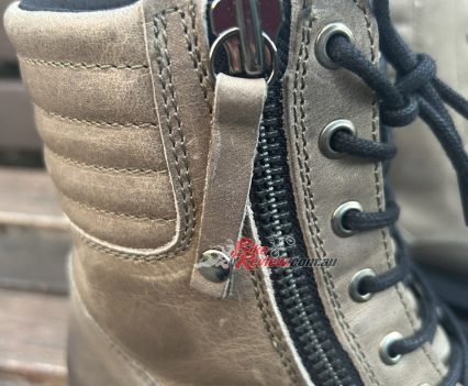 The press stud on the zip tab is a great addition, stopping the zipper from flapping around.