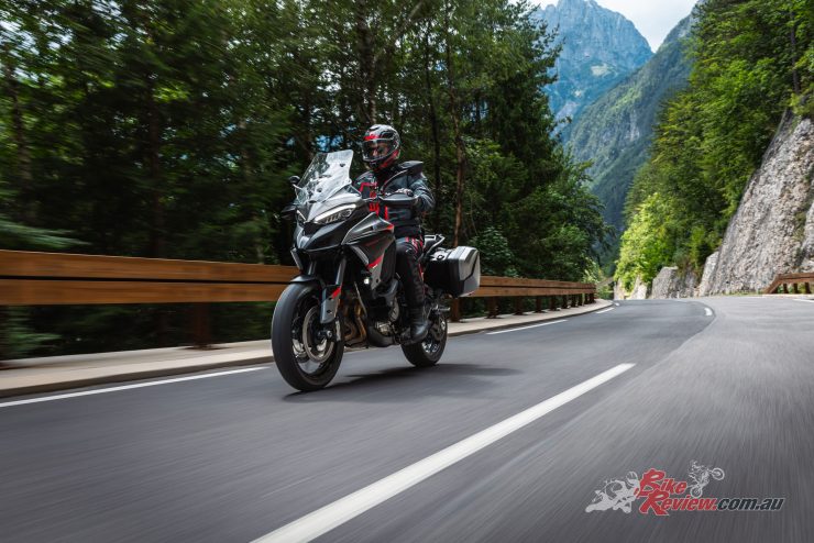 To improve thermal comfort, the Multistrada V4 S Grand Tour adopts heat shields on the swingarm and on the left side of the rear subframe, and closable ducts in the leg area.
