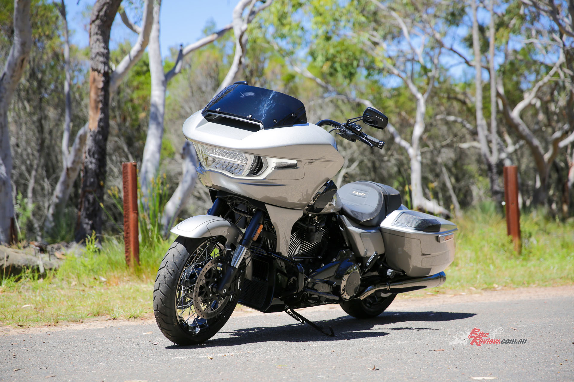 In terms of styling, the CVO Road Glide certainly does something for me. That gorgeous frame-mounted fairing is dressed in the finest LED lights, running down to those little details like the subtle winglets and adjustable vents.