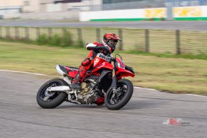 The Hypermotard 698 Mono is the first Ducati to offer four levels of ABS. Two of these integrate the Slide-by-Brake functionality, which through the use of the rear brake allows safe and repeatable cornering when powersliding in sporty riding on the track.