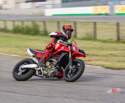 The Hypermotard 698 Mono is the first Ducati to offer four levels of ABS. Two of these integrate the Slide-by-Brake functionality, which through the use of the rear brake allows safe and repeatable cornering when powersliding in sporty riding on the track.