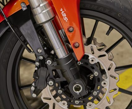 120/70 – 17in Maxxis tyre, twin petal rotors with four-piston calipers.