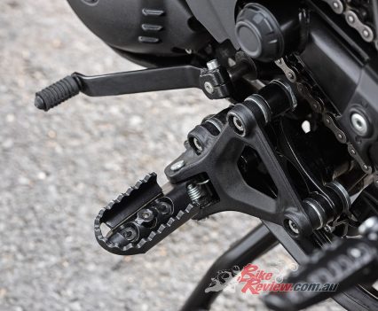 Steel off-road pegs with rubber inserts for road comfort, steel gearlever.