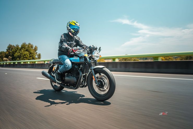 Speaking of rider triangle, I'd be lying if I said that the Continental GT is the choice I'd make for a tall person. Being 183cm with long legs, it isn't easy to find a comfortable position for freeway riding.