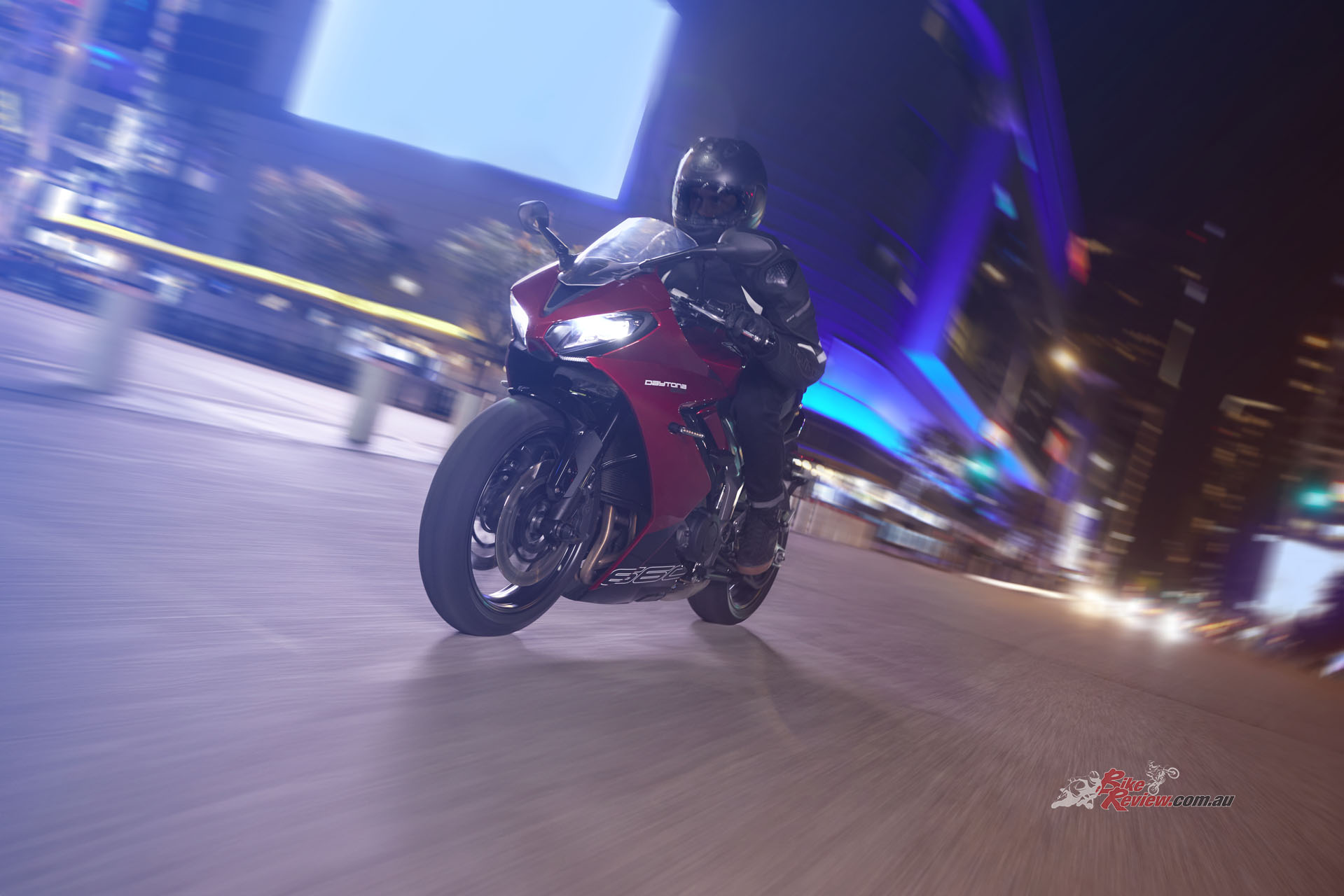 The new Daytona 660 benefits from years of race-winning chassis development. With its lightweight sports frame, top quality Showa 41mm upside down, big-piston forks and a Showa rear suspension unit.