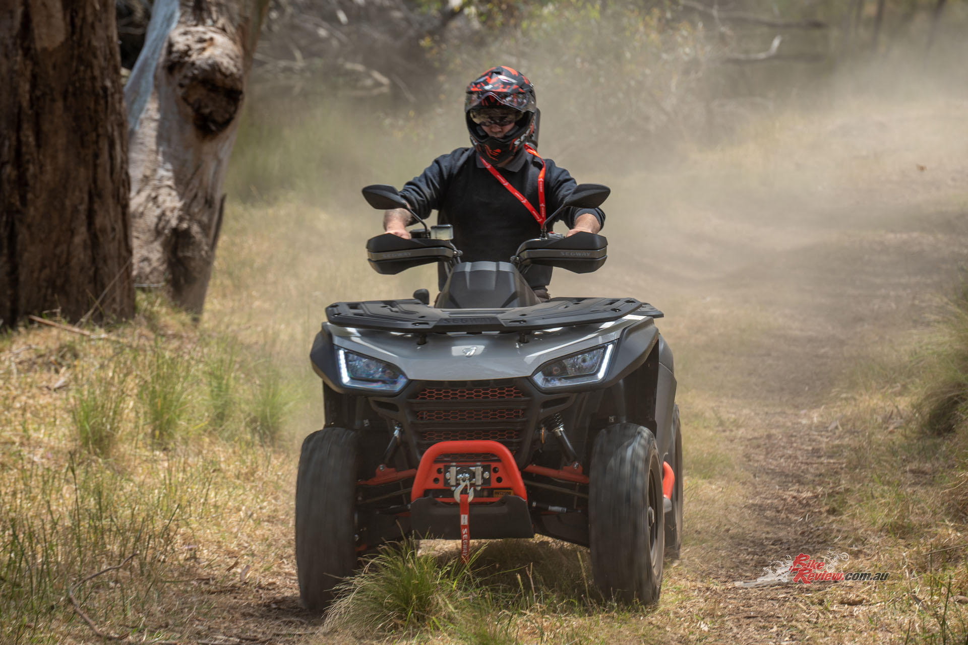 The AT6 comes with a bar mounted easy to use wheel locking system that allows you to change between open or locked 2WD and 4WD drive with a click of a button to pair with an indicator on the display.