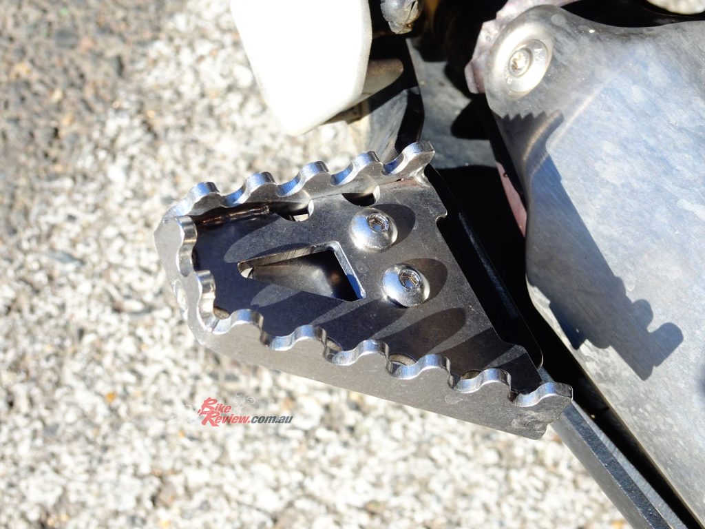 The teeth on the Oryx 'pegs and the brake lever extension are prominent but not aggressive and do their work well without being likely to rip anything or score your boot soles.