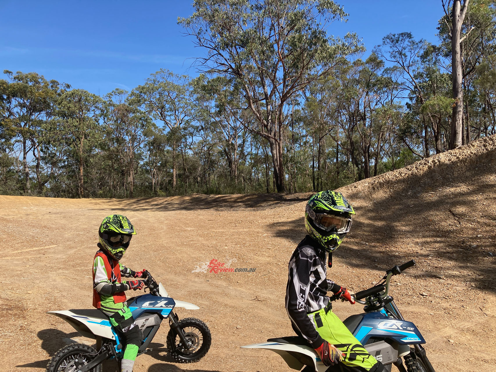 To fully test the CX-02 and the CX-05, we had the two Ware lads aged 9 and 12 ride them. Both are experienced, the 9-year-old has five years racing experience, while the 12-year-old has 7-years riding experience. We then put a brand new rider on, 7-year-old Emily. 